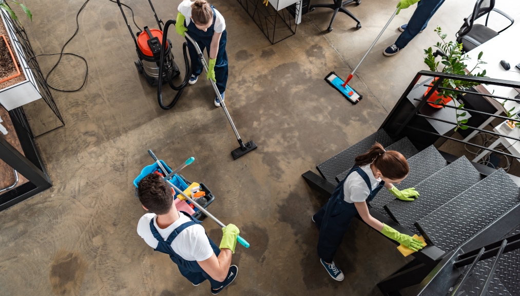 Cleaning crew cleaning industrial office - Jeeves Franchise owners